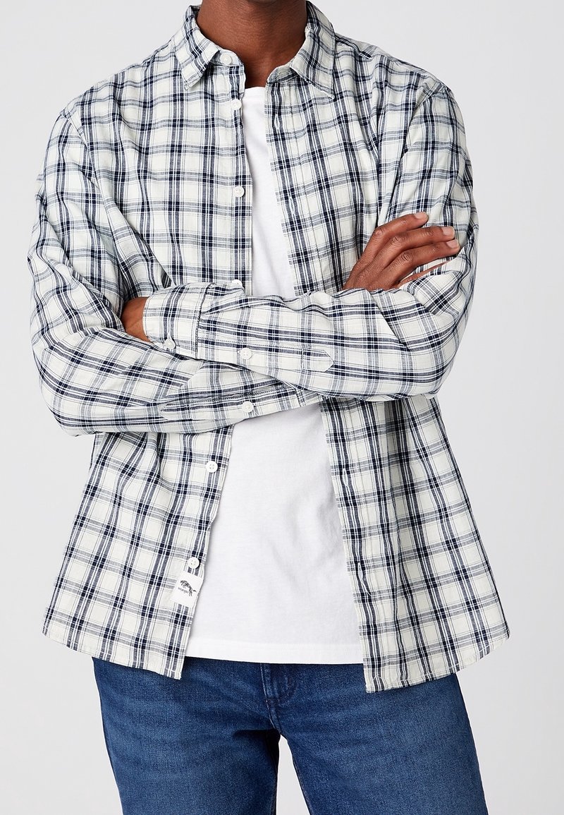 Overhemd met knopen in wit, navy en lichtgrijs ruitpatroon, met een kraag, lange mouwen en een klein logotagje op de zoom.