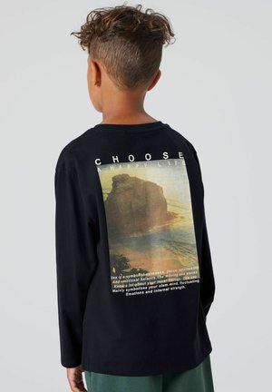 Zwarte lange mouwen t-shirt met een schilderachtige afbeelding op de achterkant en tekst. Zachte katoenen stof, ronde hals en een ontspannen pasvorm.