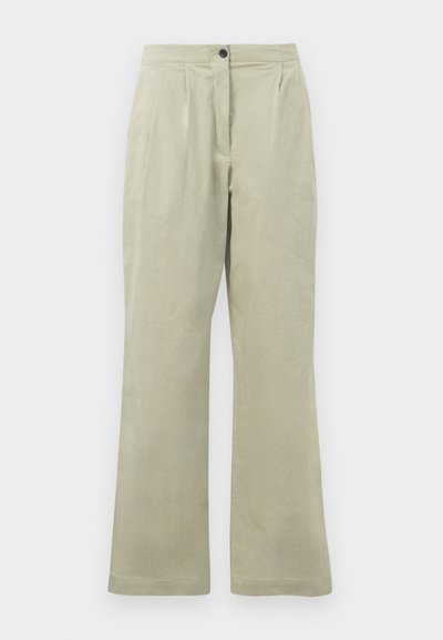Φωτεινά πράσινα παντελόνια σε φαρδύ στύλ, φτιαγμένα από μαλακό ύφασμα, με κλείσιμο μπροστά με κουμπί, πιέτες και καθαρή κόψη.