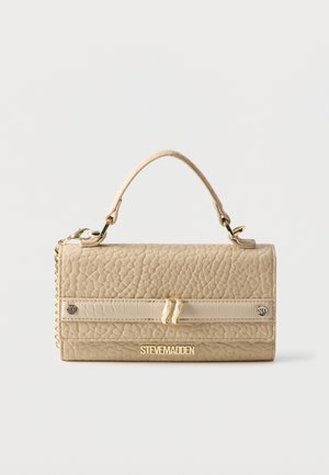 Beige strukturierte Steve Madden Handtasche mit einem oberen Griff, goldfarbenen Beschlägen und einer Kettendetail an einem schlichten Hintergrund.