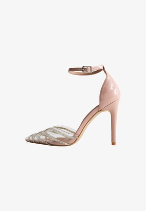 Rosa lacklederne, hochhackige Schuhe mit Knöchelriemen, ausgestattet mit klaren PVC-Riemen, die mit Strasssteinen verziert sind, und einem spitzen Zehendesign.