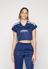 adidas Sportswear TIRO CUT 3 STRIPES CROP - Apdrukāts T-krekls - team navy blue/white/better scarlet