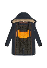 Jūrinė mėlyna parka su švelniu apykakle, oranžine vidine pamušalu, juodomis kišenėmis ir kontrastingais oranžiniais akcentais. Yra užtrauktukas ir spaudė.