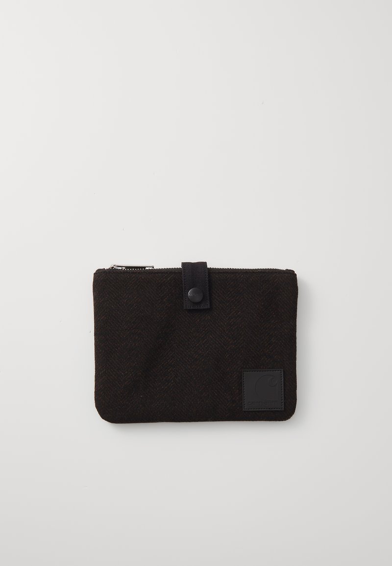 Funda con cremallera negra hecha de tela con patrón de espiga y detalles de cuero. Cuenta con un cierre a presión y un parche con el logo en la parte frontal.