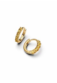 Goldene Creolen mit gelben Edelsteinakzenten, die eine glatte Oberfläche und ein strukturiertes Band aufweisen, mit aufwendigen Fassungen für die Steine.