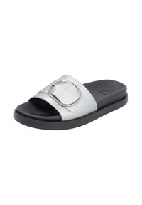 Sandale slide en argent avec dessus en synthétique texturé, détail de boucle métallique circulaire et semelle en caoutchouc noir. Design à profil bas et ouvert.