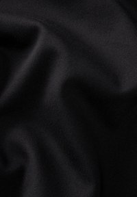 Tessuto nero con una superficie liscia e leggermente lucida. Presenta linee diagonali sottili e sembra essere leggero e flessibile.