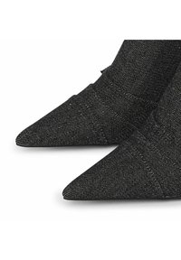 Scarpe nere con tacchi alti e punta affusolata, realizzate in un tessuto testurizzato con sottili fili argentati e cuciture a contrasto.