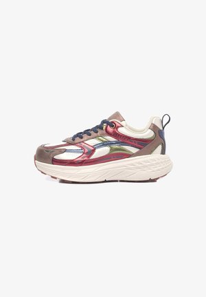 Multikleurige sneaker met een mix van gladde en gestructureerde materialen, met rode, groene en blauwe accenten, en een dikke witte zool.