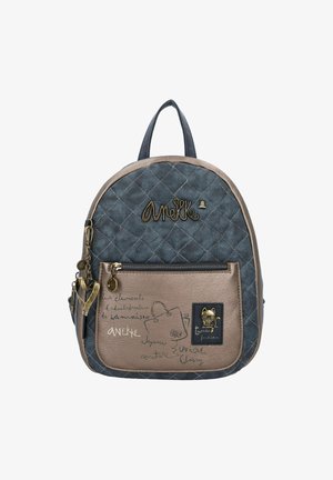 Zaino in tessuto blu trapuntato con tasca frontale di colore bronzo, accessori decorativi, loghi e schizzi artistici. Due spallacci regolabili.