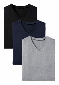 Tres camisetas de cuello en V en negro, azul marino y gris, hechas de algodón suave, con un diseño simple y una textura lisa sin patrones.