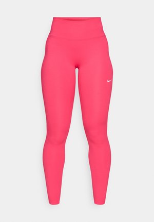 Roza elastična legging hlače z visokim pasom, gladka tekstura in bel Nike swoosh logo na spodnjem delu noge. Prilegljiv dizajn po celotni dolžini.
