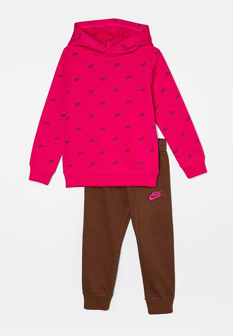 Sweat-shirt à capuche rose avec un motif de logo noir et un pantalon de survêtement marron avec un accent de logo rose. Les deux sont en tissu doux et texturé.