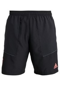 Pantaloni athletic neri Adidas con elastico in vita, tasche laterali e piccolo logo Adidas color corallo sulla gamba destra.