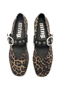 Scarpe basse con stampa leopardata, dotate di una fascia in pelle nera, con fibbia in argento e dettagli metallici, texture liscia e design a punta rotonda.