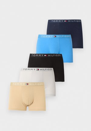 Πέντε ζευγάρια μπόξερ Tommy Hilfiger σε ναυτικό μπλε, μπλε, μαύρο, άσπρο και μπεζ, καθένα με λογότυπο στη μέση.