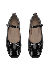 Schwarze Lackleder-Mary Jane-Ballerinas mit eckiger Zehenpartie, dekorativem Riemen und silbernem Hardware-Detail auf der Vorderseite. Glatte Innenauskleidung.
