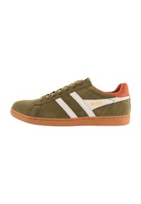 Zapatillas de ante verde con rayas blancas, acentos marrones y suela de goma. Presentan una punta redondeada y un diseño con cordones. Marca Gola visible.