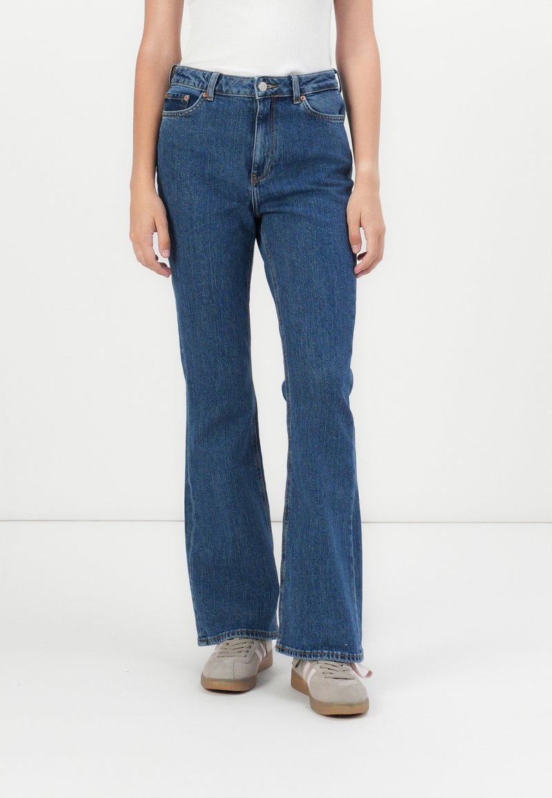 Uppsvängda blå denimjeans med hög midja, med framfickor, diskret sömnad och fransade detaljer i fållen. Avslappnad passform med rak ben. 