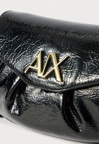 Geantă din piele lacuită neagră cu o textură plisată. Are un logo metalic auriu "AX" afișat proeminent pe față.