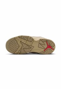 Vaaleanruskea kumiulkopohja, jossa on teksturoitu kuvio, joka sisältää ympyrän ja kolmiomaisia muotoja. Punainen Jumpman-logo korostettuna kantapäässä.