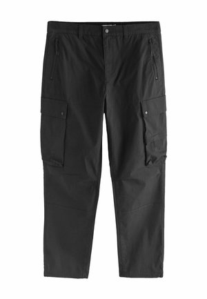 Melnas darba bikses ar rāvējslēdzēja kabatām priekšpusē, pogām aiztaisām sānu kabatām un jostas cilpām, attēlotas uz balta fona.