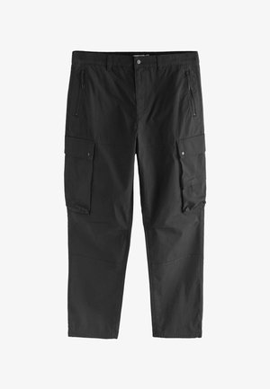 Schwarze Cargo-Hosen mit Reißverschlusstaschen vorne, seitlichen Taschen mit Klappen und Knöpfen sowie Gürtelschlaufen, präsentiert vor weißem Hintergrund.