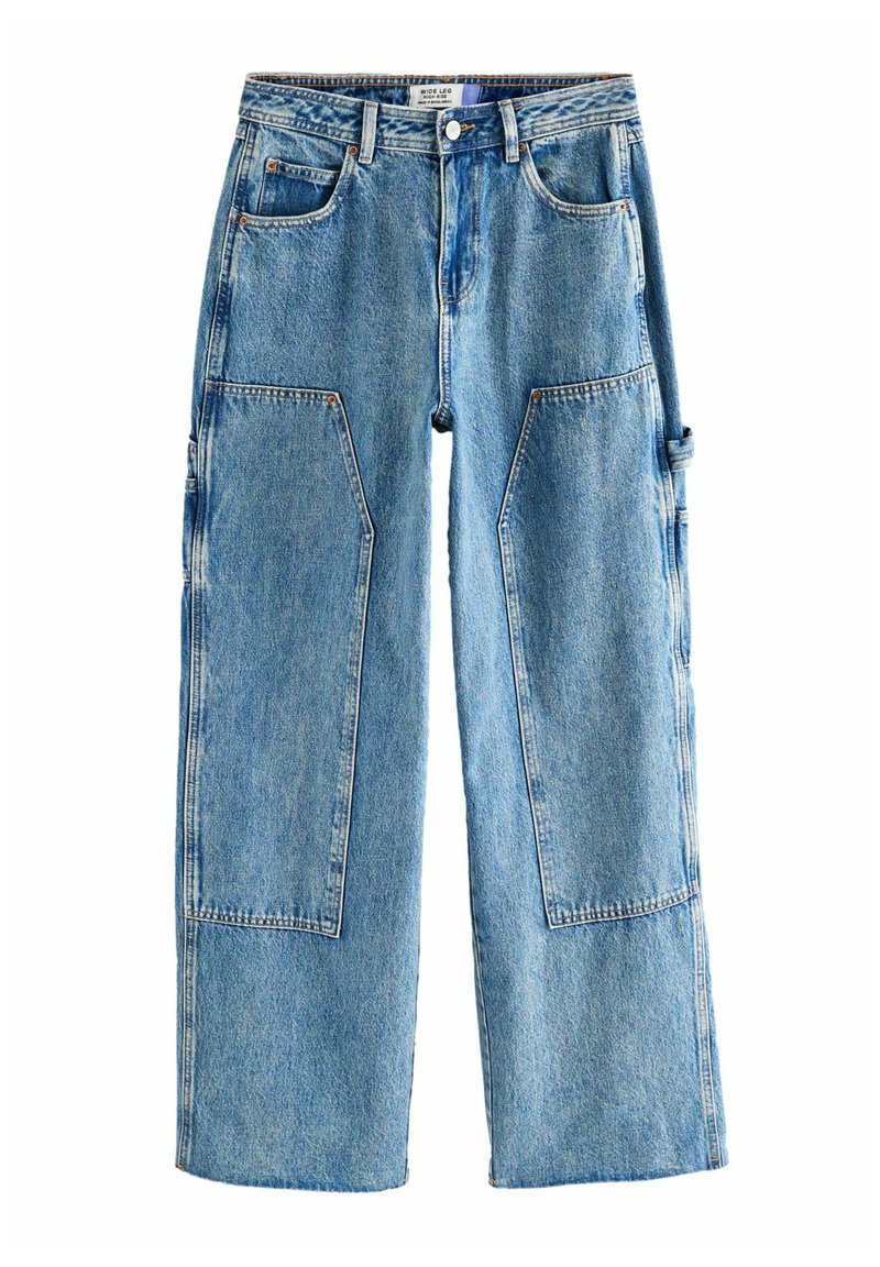 Vide denimbukser i lyseblå. Har store påsyede lommer på fronten og siden, samt et klassisk fem-lomme-design og lukning med topknap.