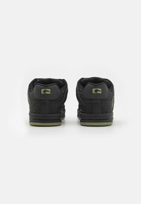 Globe TILT - Skatesko - black/olive