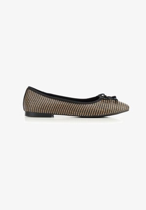 Scarpetta da balletto piatta con trama intrecciata nera e beige, bordo nero e piccolo fiocco sulla punta, vista dal lato sinistro su sfondo bianco.