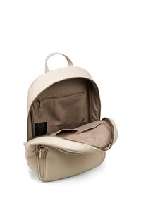 Zaino in finta pelle beige con chiusura zip, caratterizzato da un interno spazioso, una piccola tasca con zip e un design elegante e strutturato.