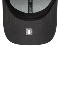 Schwarze Baseballmütze mit gebogenem Schirm, aus glattem Stoff gefertigt, mit grauem Innenfutter und kleinem Logo auf der Vorderseite.