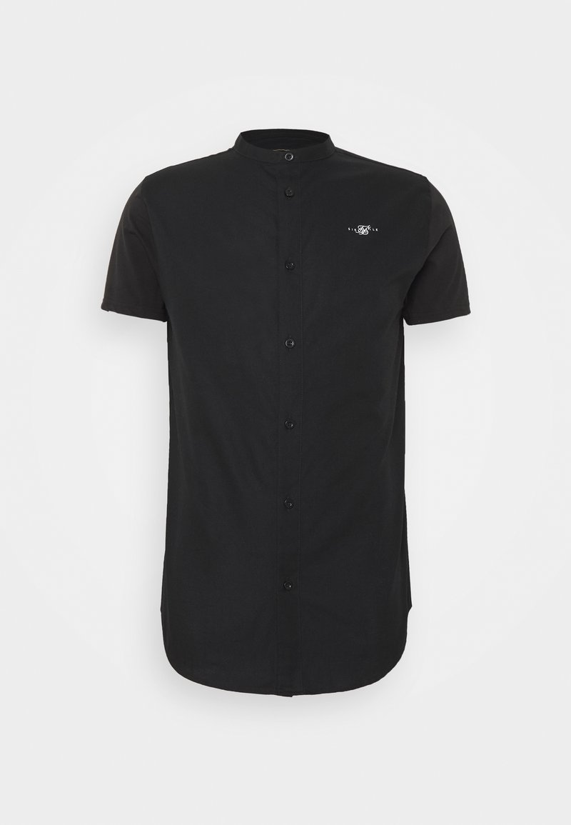 Chemise noire à manches courtes avec col mandarin, fermeture par boutons sur le devant et petit logo blanc brodé sur la poitrine gauche.
