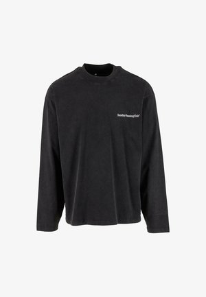 Maglietta nera a maniche lunghe in cotone, con scollatura a girocollo e la scritta "SundayRunningClub" in bianco sul lato sinistro del petto.