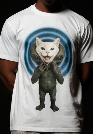 Postać obcego rozpinająca głowę, odsłaniająca twarz białego kota z niebieskimi oczami, na tle niebieskich koncentrycznych kół, na białej koszulce.