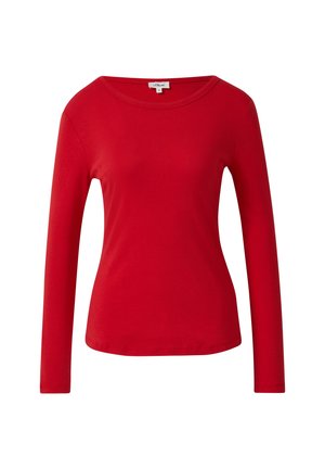 Czerwona, długa koszulka z miękkiej bawełny. Ma okrągły dekolt i dopasowany krój, bez widocznych wzorów czy zdobień.