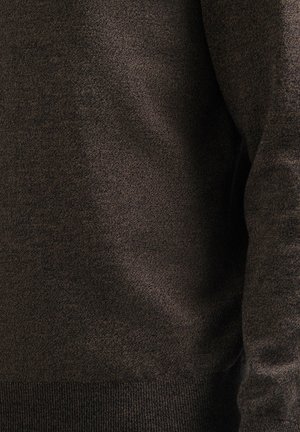 Donkerbruine trui, gebreide textuur, ribbelboorden en onderrand, met een subtiel gevlekt patroon voor extra detail.