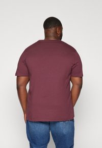 Pier One 2 PACK - Pamata T-krekls - bordeaux/khaki