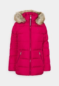 Jasnoróżowa kurtka puchowa z kapturem z sztucznego futra, z zapięciem na zamek błyskawiczny z przodu oraz dwoma bocznymi kieszeniami na zamek. Wzór pikowany maszynowo z poziomymi liniami.