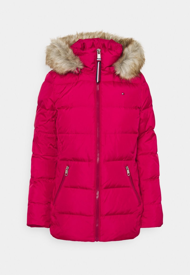 Jasnoróżowa kurtka puchowa z kapturem z sztucznego futra, z zapięciem na zamek błyskawiczny z przodu oraz dwoma bocznymi kieszeniami na zamek. Wzór pikowany maszynowo z poziomymi liniami.