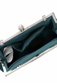 Borsa a pochette in tessuto verde acqua con telaio in metallo argento e una chiusura rotonda e scintillante. L'interno presenta una fodera liscia e un'etichetta nascosta.