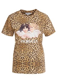 Leopardmønstret T-shirt i tan og brun med grafik af to englebørn. Har rund hals og korte ærmer. Logoet vises centralt.
