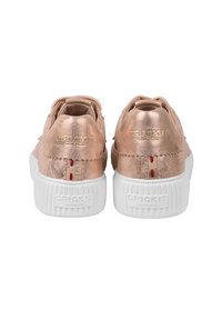 Sneakers metallici color oro rosato con una finitura testurizzata, suole in gomma bianca e logo del brand in rilievo. Al retro presenta due linee di accento rosse.