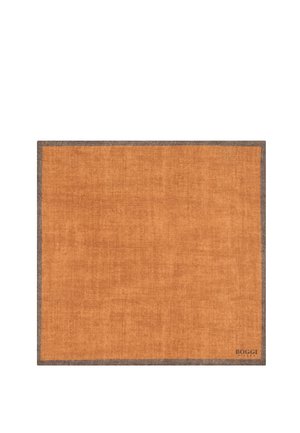 Mouchoir en tissu carré orange avec bordure marron foncé et logo "Boggi Milano" dans le coin inférieur droit.