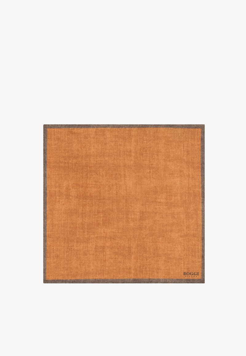 Pomarańczowa kwadratowa tkanina na chusteczkę z ciemnobrązową obwódką i logo "Boggi Milano" w prawym dolnym rogu.