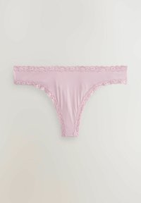 Roze string met kantafwerking. Rekbaar materiaal, zachte textuur en een geschulpte kantaccent langs de tailleband en beenopeningen.