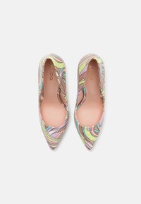 Escarpins à bout pointu aux motifs tourbillonnants multicolores ; fabriqués dans un matériau lisse et brillant. Intérieur beige avec le logo doré "ALDO".