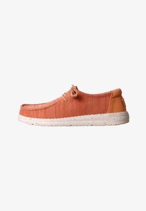 Casual lavtop sneaker med orange vævet stofoverdel, snørelukning og hvidt flettet gummisål, vist fra siden.