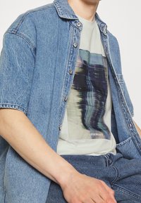 Emporio Armani T-shirt med print - white