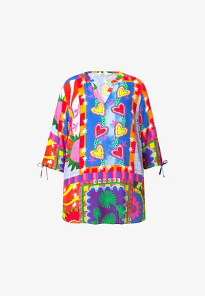 Kolorowa bluzka tunikowa z dekoltem w kształcie litery V, rękawami o długości trzech czwarte, z wiązaniami, w odważne wzory serc, gwiazd i abstrakcyjnych kształtów w różnych kolorach.
